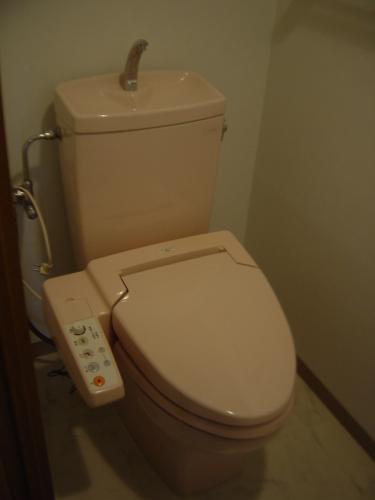 最新のトイレで節水、お手入れしやすいフチなし形状
